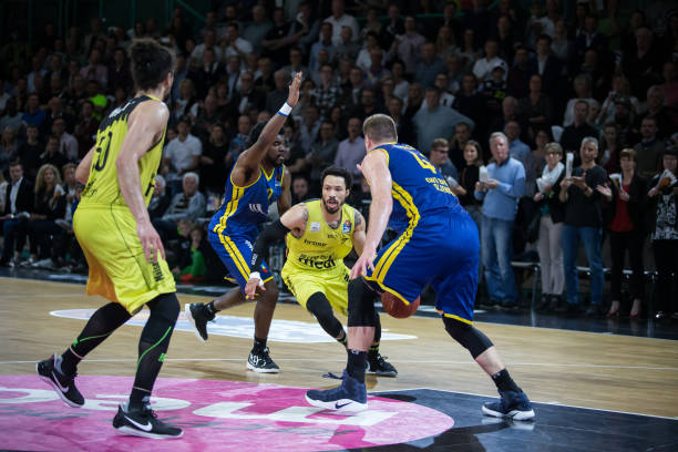 首战即显锋 首战即显锋